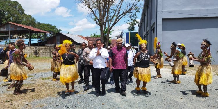 Tampak-Pj-Bupati-Jayapura-Samuel-Siriwa-ketika-disambut-adat-Suku-Sentani-saat-tiba-di-Obhe-Pendopo-Adat-Raiklhebey-Kampung-Ifar-Besar